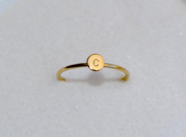 Zarter Ring DOT aus 750er Gelbgold (+ Initiale)