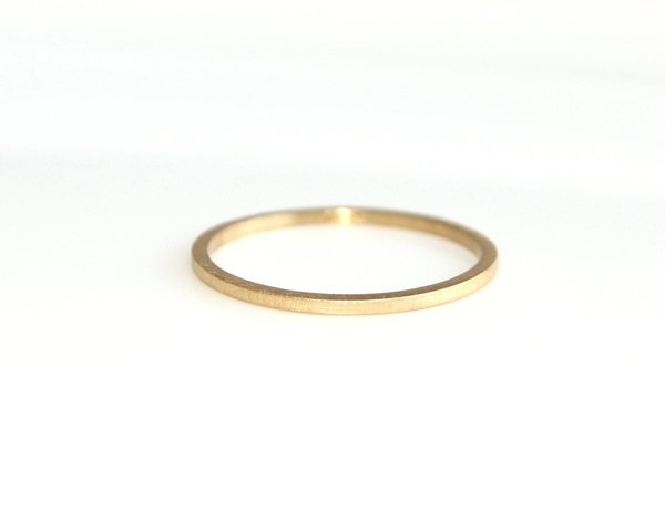 Eckiger 1mm Ring aus 750er Gelbgold