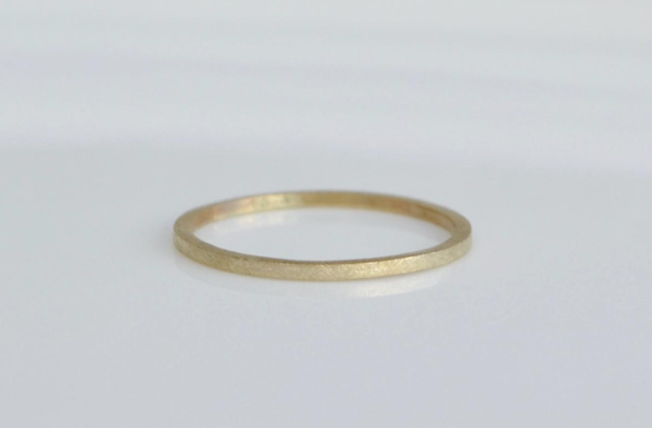 Eckiger 1mm Ring aus 333er Gelbgold
