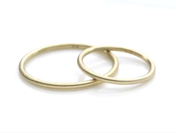 Partnerringe: Ein Paar 1,5mm Basic Ringe aus 333er Gelbgold